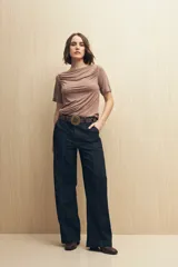 Remera blanca de cuello bote con frunces en los hombros y mangas cortas.