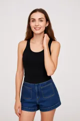 Musculosa negra de algodón con breteles anchos, corte al cuerpo y cuello redondo.