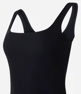 Vestido midi color borgoña, confeccionado en tejido de punto rib, con escote cuadrado y breteles anchos.