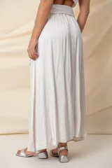 Pollera larga color beige de satén de seda, de corte amplio, con cintura elastizada y lazo.