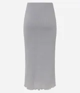 Pollera midi gris de rib acanalada con hilo metalizado, cintura elástica, abertura lateral y bajo ondulado.