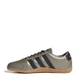 Championes Adidas Grand Court Lo color gris metalizado con detalles en negro y suela color caramelo. Presentan las tres tiras características de la marca en color negro a los costados.