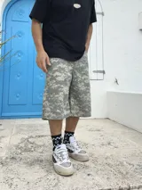 Bermuda corte ancho con estampado camuflado pixelado.