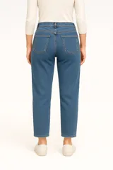 Pantalón de jean azul de corte recto, tiro medio y calce slim fit.