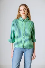 Camisa verde con rayas verticales azules, de corte recto, cuello camisero y mangas 3/4 con puños abotonados.