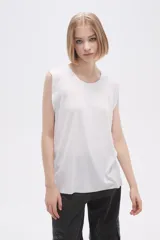 Remera negra de viscosa con cuello redondo y mangas cortas con volados.