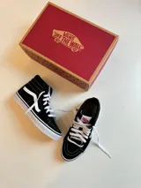 Zapatillas Vans Sk8-Hi de caña alta, color negro con detalles blancos y suela blanca.