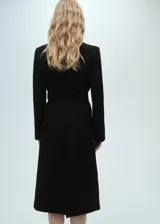 Abrigo negro con cuello alto, cierre cruzado con botones y cinturón.