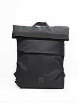 Mochila color beige con cierre superior enrollable y hebilla de ajuste.