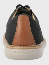 Zapato acordonado Hush Puppies modelo Bangu, color marrón, con capellada de cuero y tejido sintético, forro de cuero y textil, plantilla de cuero y algodón orgánico, y suela Comfort Flex de EVA.