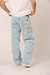 Pantalón de jean celeste de corte amplio, con bolsillos laterales y traseros.