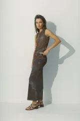 Falda midi de mesh con estampado abstracto en tonos marrones y grises.