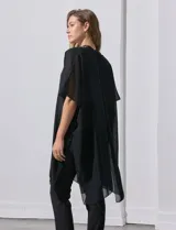 Kimono negro de gasa con apliques de brillos, marca Jessica Mc Clintock.