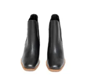 Botín negro de cuero con paneles laterales elásticos, punta ligeramente cuadrada y tacón de bloque de madera.