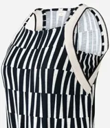 Mono largo de viscosa con estampado geométrico en blanco y negro. Tiene escote cuadrado, breteles medianos, lazo en la cintura y bolsillos laterales.