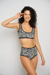 Conjunto de bikini estampado con motivos abstractos en tonos rosa, fucsia, verde y amarillo. El corpiño es de corte deportivo con breteles anchos y el calzón es de tiro alto con cintura elástica.