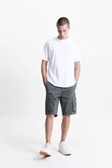Bermuda cargo gris con bolsillos laterales y traseros con solapa.