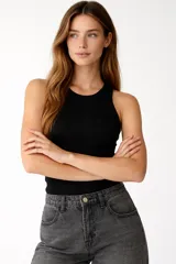 Musculosa negra de algodón con elastano, de corte ajustado al cuerpo y cuello redondo.