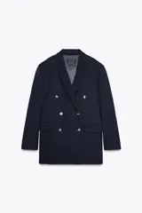 Blazer azul marino de Zara Woman Collection, corte amplio, con cuello solapa de muescas, manga larga con hombreras, bolsillos con solapa en delantero y de vivo en pecho, forro interior combinado a tono y cierre frontal con botones metálicos labrados.
