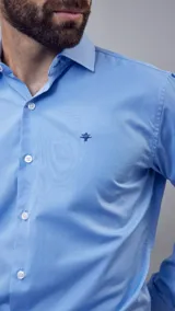 Camisa celeste claro de vestir, de manga larga y corte clásico.