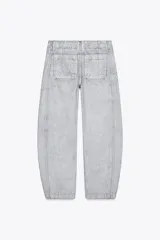 Pantalón de jean de tiro medio con pierna ancha y corte tapered, confeccionado en tejido de algodón revestido color gris claro. Cuenta con bolsillos delanteros y traseros, trabillas en la cintura y cierre frontal con cremallera y botón.