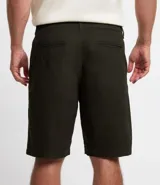 Bermuda masculina de sarga color rosado, con corte recto y bolsillos laterales.