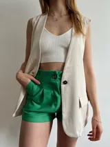 Short verde de tejido ligero, con corte ajustado y bolsillo frontal.