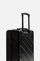Maleta de cabina rígida color negro con diseño de líneas en relieve. Cuenta con cuatro ruedas giratorias, cierre TSA Lock con cremallera, compartimento principal con dos zonas y separador con cierre, forro en tejido técnico y asa telescópica.