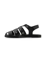 Sandalia tipo cangrejera en cuero graneado color negro, con ornamentos metálicos y hebilla ajustable.