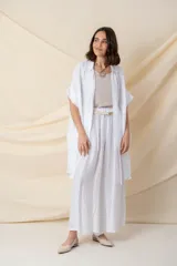 Pantalón palazzo blanco de viscosa, con cintura elastizada, cinto trenzado y bolsillos laterales.