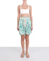 Short de tiro alto con estampado de hojas en tonos celeste y blanco. Presenta cintura elastizada con cinturón de soga con cuentas de madera.