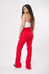 Pantalón de vestir rojo de corte recto, con bolsillos delanteros decorados con cristales.