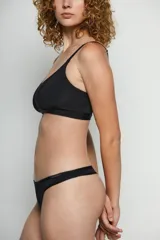 Top color piel con breteles finos.