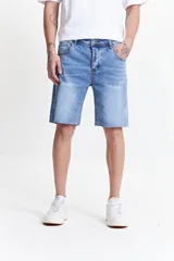 Bermuda de jean celeste, corte relaxed, con basta desflecada y pasacinto.