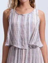 Vestido largo sin mangas, con estampado a rayas verticales en tonos beige, marrón y blanco. Tiene escote redondo y corte a la cintura con punto smock.