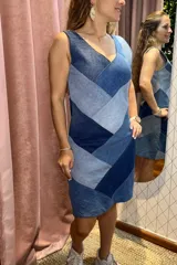 Vestido sin mangas de denim con diseño de bloques de diferentes tonos de azul.