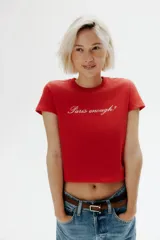 Remera roja de algodón con cuello redondo y estampado frontal con la frase "Paris enough?".