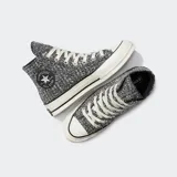 Championes Converse Chuck 70 de caña alta, color gris con detalles metalizados. Confeccionados en tejido tweed con cordones blancos y suela de goma color crema. Parche de cuero Chuck Taylor en relieve en el tobillo y placa de matrícula All Star distintiva.