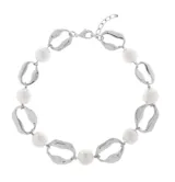 Collar corto plateado con eslabones ovalados y perlas barrocas.