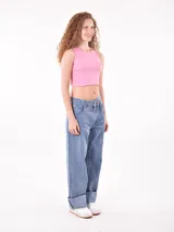 Musculosa corta de algodón color rosa, con cuello redondo y sisas amplias.