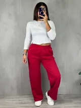 Jogger color bordó con cintura elástica y corte holgado, confeccionado en material afelpado.