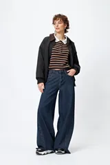 Pantalón jean de calce ultra wide con pierna extra ancha y ruedo desflecado, de tiro medio y construcción clásica en denim.