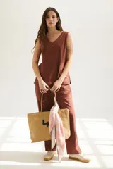 Top sin mangas confeccionado en mezcla de lino y algodón color marrón, con escote en V y pespuntes blancos decorativos en contraste.