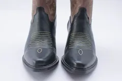 Bota texana de cuero negro con bordados en el lateral y taco bajo.