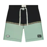 Boardshort de surf de 18 pulgadas, con diseño bicolor: negro en la parte superior y verde menta en la inferior, separados por una cinta estampada con texto. Posee cordón de ajuste blanco en la cintura y parches bordados con texto en ambas piernas.