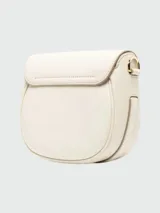 Bandolera de cuero color beige con correa ancha de tela con el logo de la marca en color crudo.