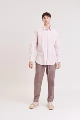 Camisa celeste de corte slim fit, con cuello clásico y mangas largas.