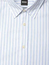 Camisa celeste y blanca a rayas verticales, de algodón, manga larga y corte slim fit.