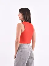 Musculosa tejida de punto acanalado color rojo, con escote en V y cierre frontal con botones.