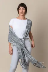Chal artesanal de hilo negro con flecos en los extremos, diseñado para un ajuste cómodo y estilizado.